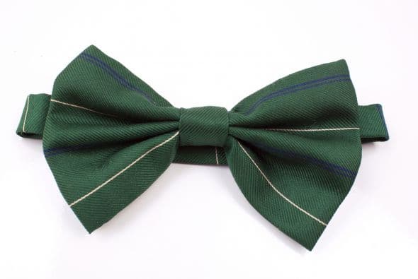 En una chica, las corbatas y los corbatines no solo quedan simpáticos, sino que ¡se ven súper sexis! Adorna una simple camisa blanca con uno de estos accesorios tan chic.