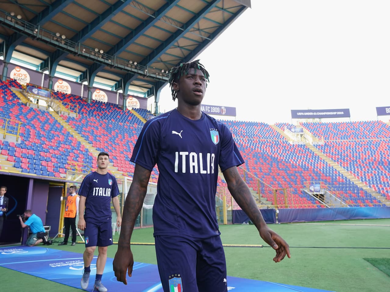 Moise Kean, jugador de la Juventus con orígenes marfileños, fue víctima de discriminación racial mientras disputaba un partido en contra del Cagliari.