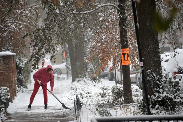 El lunes en Chicago había tanta nieve en el Aeropuerto O'Hare que un
<a href="https://www.univision.com/local/chicago-wgbo/un-avion-se-desliza-fuera-de-la-pista-en-el-aeropuerto-ohare">avión resbaló</a> y se salió de la pista de aterrizaje, pero nadie resultó lastimado. Más de 1,000 vuelos en O'Hare y en el Aeropuerto Midway fueron cancelados luego de que cayeron más de 3 pulgadas (7,6 centímetros) de nieve.