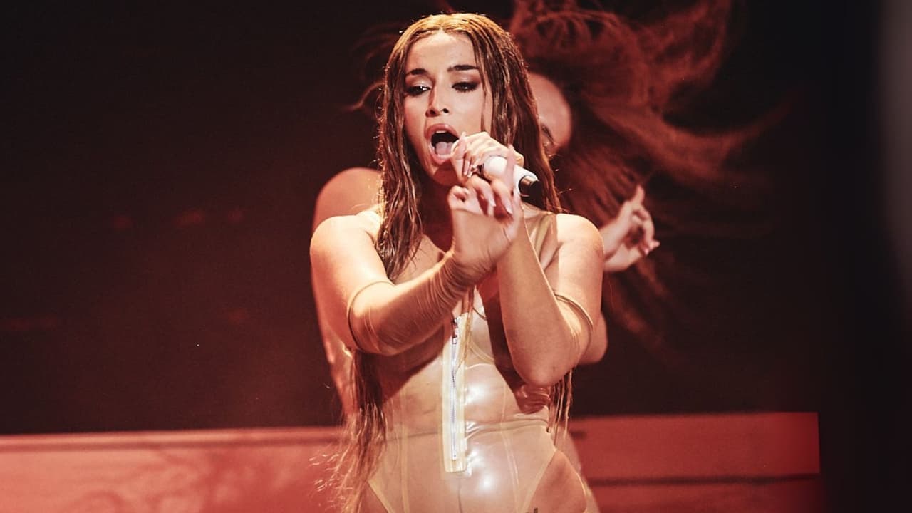 Lola Indigo enciende por primera vez Premios Juventud al hacer sonar su tema 'MOJA1TA'