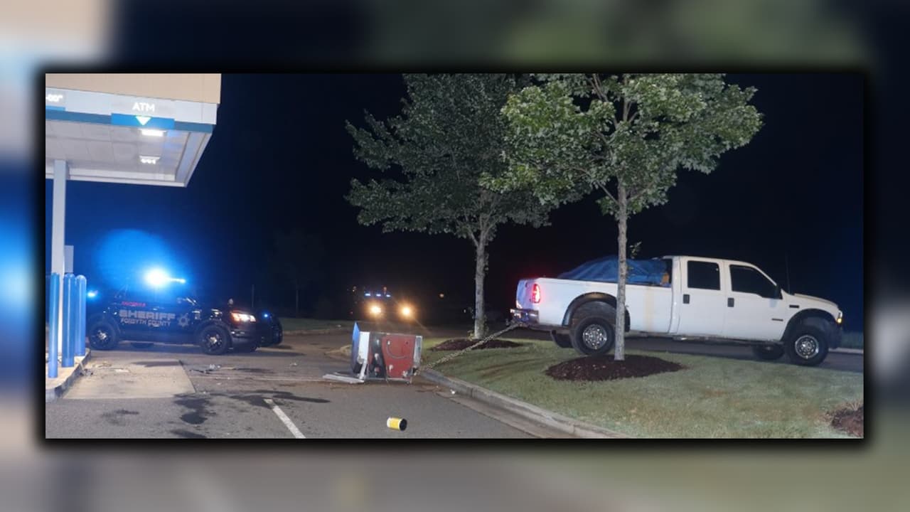 Los agentes respondieron a una alarma por robo, al llegar al banco vieron una camioneta blanca arrastrando un cajero automático a través del estacionamiento, cuando los sospechosos vieron a los agentes, corrieron hacia el bosque.