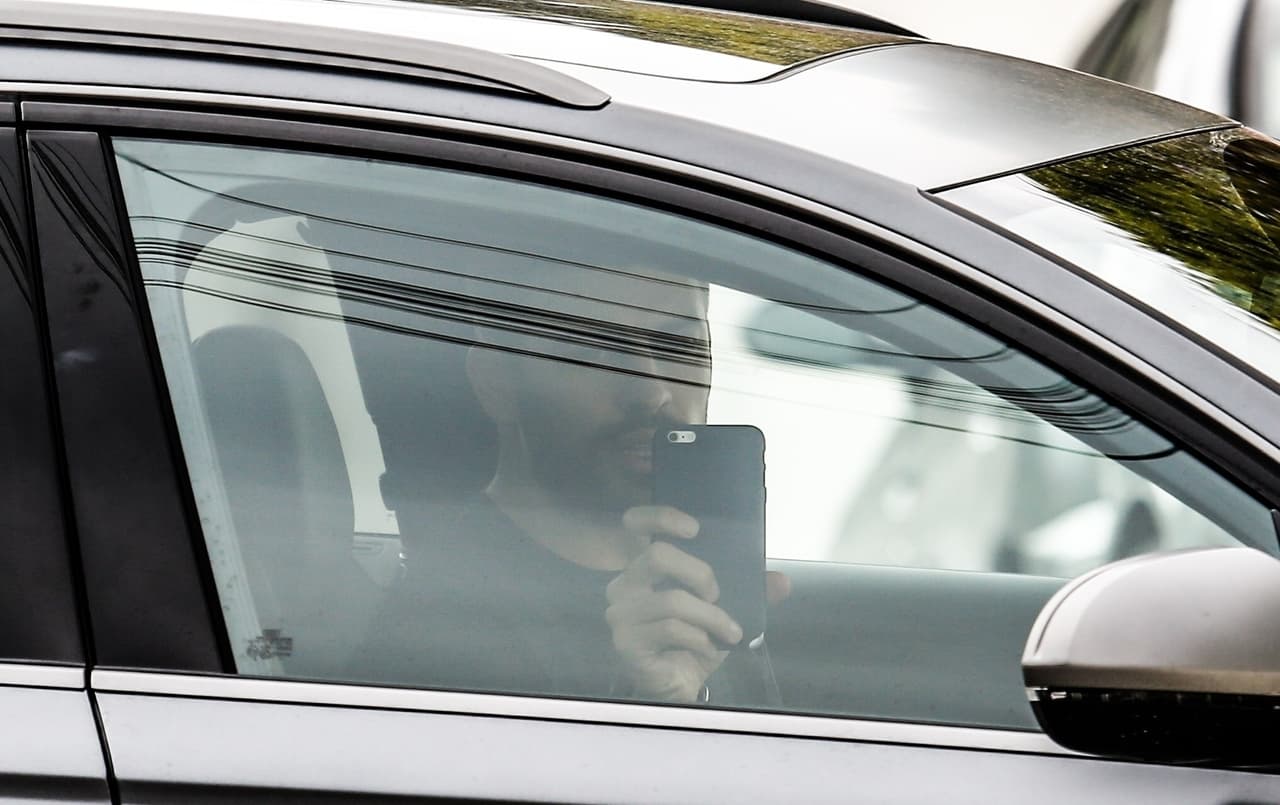 Gerard Piqué no se quedó de brazos cruzados e intentó darle a los 'paparazzi' de su propia medicina.