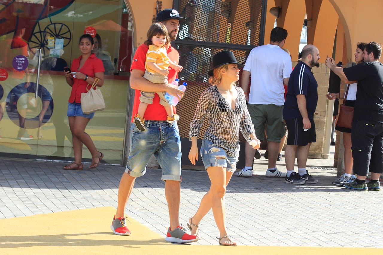 Shakira y Gerard Pique llevan a su hijo Milán al Parque de Atracciones Tibidabo en Barcelona en julio de 2014.