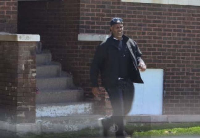 Kenneth Brown sale de un apartamento tras revelar que el asesinato del jefe de la pandilla Black Disciples ocurrió después de recibir droga del Cartel del Golfo.