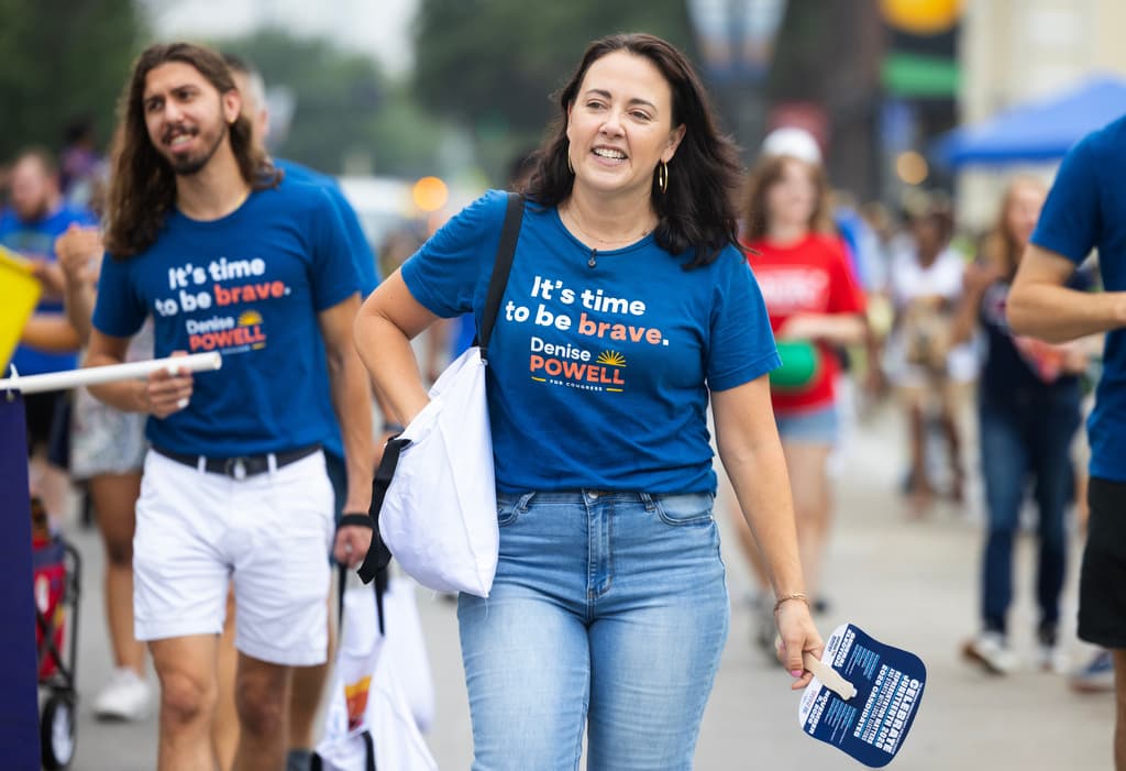 Denise Powell, candidata demócrata a la Cámara de Representantes por el segundo distrito electoral de Nebraska, camina junto al Partido Demócrata de Nebraska en un desfile de Juneteenth en Omaha, Nebraska, el sábado 15 de agosto de 2026. (Foto AP/Rebecca S. Gratz)