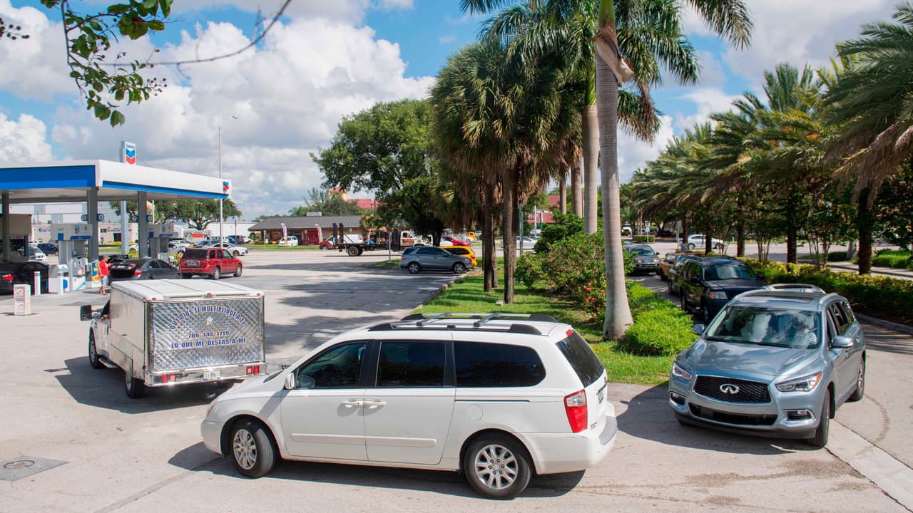 Inesperada escasez de combustible en toda la Florida ante la llegada del huracán Irma 