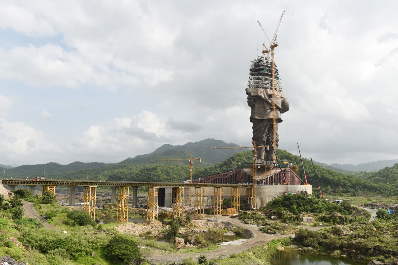 Así se veían imágenes previas de la construcción de la estatua en agosto de este año. Antes de la 'Estatua de la Unión', el lugar de la escultura más grande del mundo lo ostentaba
<b>'El Templo de la Primavera de Buda' en China con 419 pies. </b>