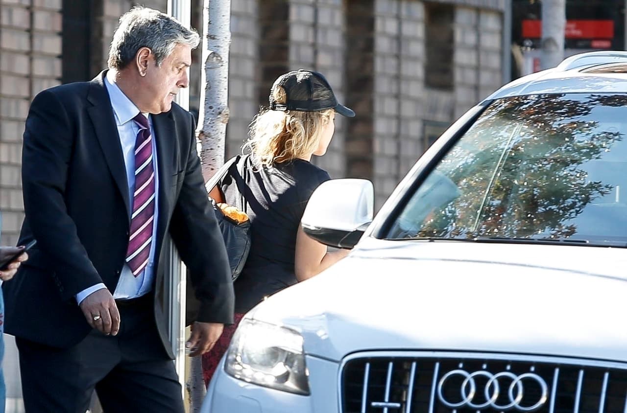 Esta situación es la más reciente de las que afligen a Shakira desde el pasado octubre, cuando sufrió una hemorragia en su cuerda vocal derecha y se vio obligada a posponer el inicio de su gira mundial 'El Dorado'.