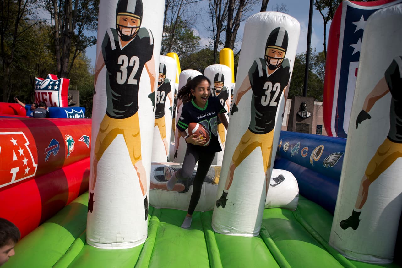 Durante la exposición hubo entretenimientos para promover el fútbol americano entre nuevos seguidores.