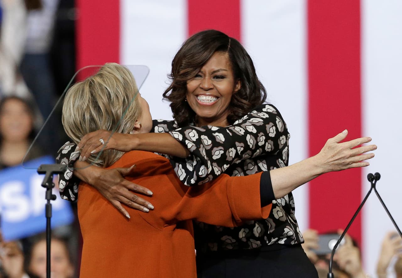 Michelle Obama dijo que Hillary Clinton "está preparada para ser comandante en jefe desde el primer día". Enumeró las funciones que ha desempeñado, desde abogada y primera dama de Arkansas y de EEUU hasta secretaria de Estado.