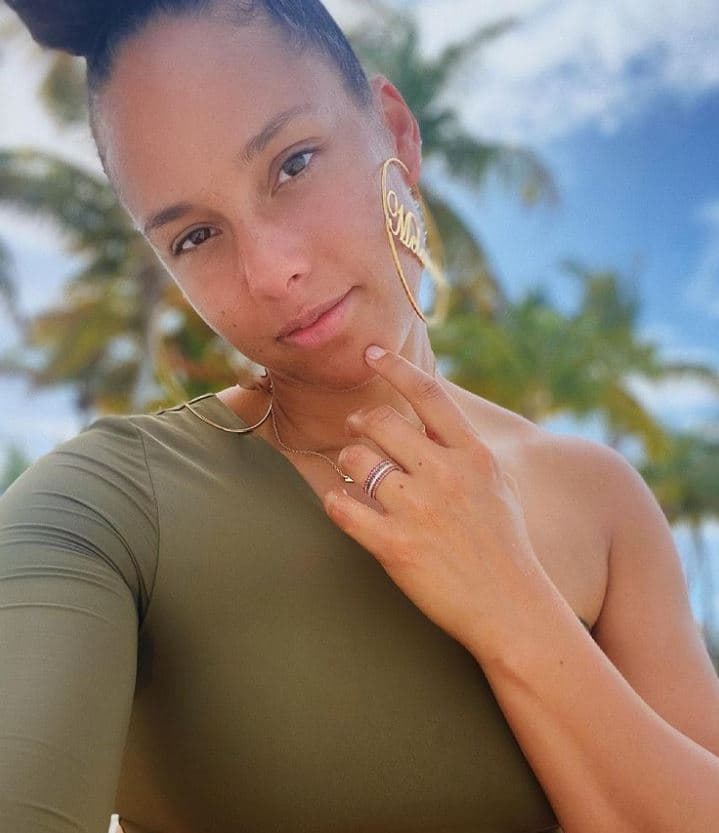 En las fotos de su Instagram, la cantante de 41 años, se muestra sin filtros ni gota de maquillaje.