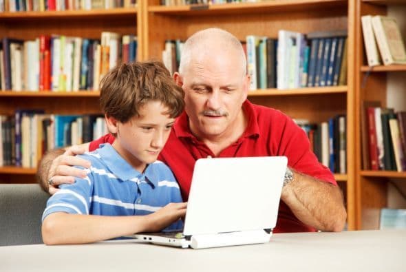 Bibliotecas públicas: Accede a Internet en las bibliotecas públicas, generalmente por tiempo limitado que varía dependiendo de la zona donde vives.