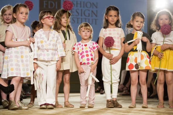 Pequeña scout. El ‘beige’ puede ser un lindo color para vestir a tu niña ¡especialmente si le gusta explorar!