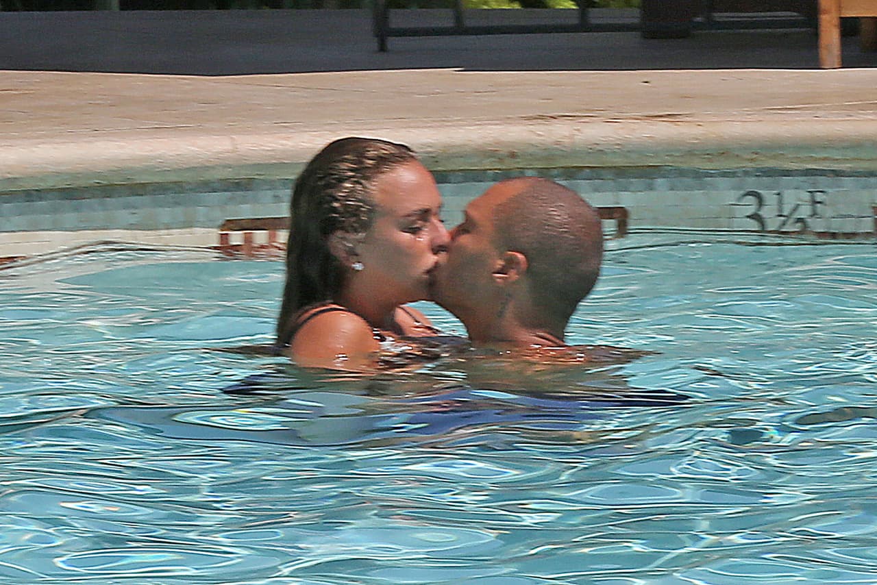 Aprovecharon para también derramar miel y mostrar el amor que se tienen con un apasionado beso en medio de la alberca donde se encontraban.