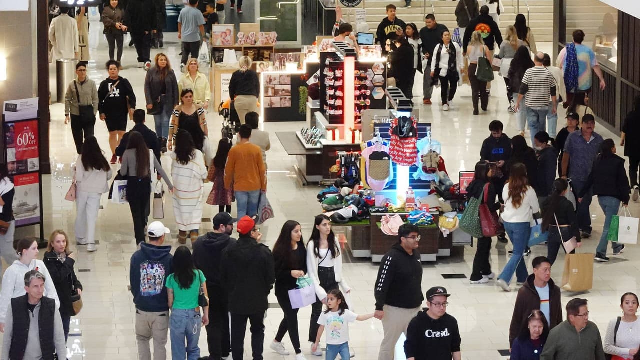 “El bolsillo no alcanza”: preocupación entre familias hispanas ante gastos por la temporada festiva