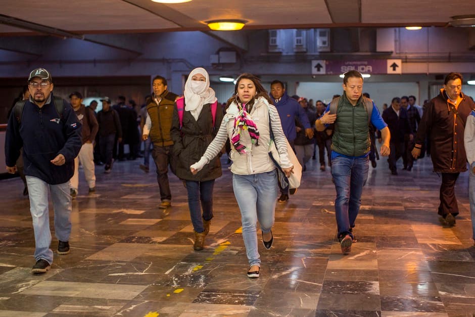 Gente viajando al trabajo por el transporte público de Ciudad de México.