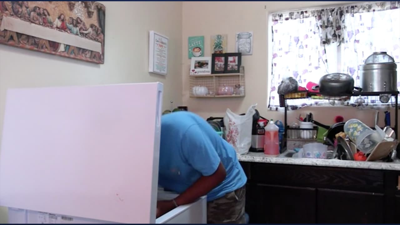 Con mucho entusiasmo ayuda a su madre con los gastos de comida y alojamiento en un diminuto garange frente a la escuela. Inició con 20 dolares y ya he hecho en ganancias unos 5 mil dólares.