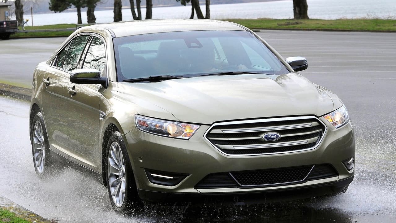 Aunque el 
<b>Ford Taurus</b>, el sedán grande de Ford, es un modelo con gran historia y tradición, hoy es apenas un blip en el radar automotriz. Presentado originalmente en 1986 el Taurus se colocó rápidamente en el tope de los autos más vendidos en EEUU. Pero después una inexplicablemente grotesca segunda generación, el Taurus perdió el favor de público en manos de sus rivales japoneses. 
<br>
<br>A pesar de no ha sido actualizado significativamente desde 2010, la actual generación del Taurus cuenta con una mecánica sólida por lo que no nos sorprende que sus dueños los mantengan por un tiempo largo en sus manos.
<br>
<br>En la imagen, el 
<i>Ford Taurus de 2018</i>.