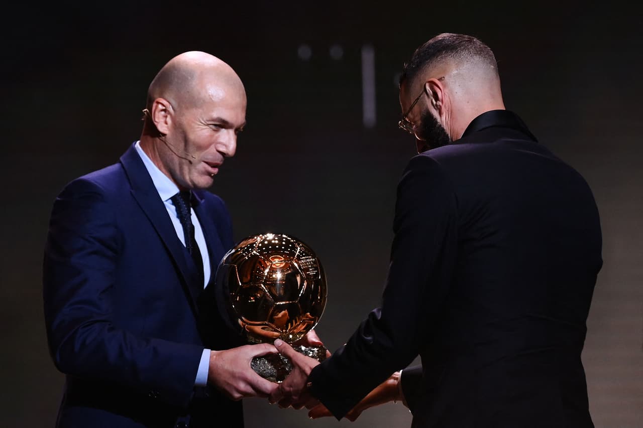 El francés recibió el premio de su compatriota y menor, Zinedine Zidane.