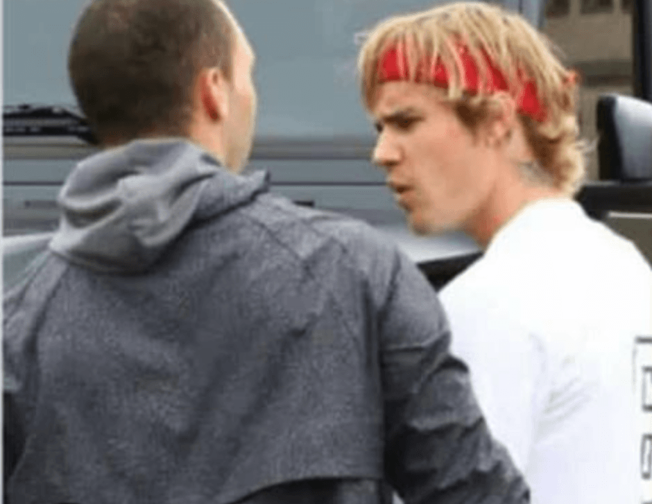 El modelo le reclamó diciéndole que le había dado un obsequio y Bieber contestó con un "¡Gracias! ¿Lo quieres de vuelta?", pero se quedó com la camiseta.