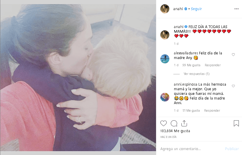 Las redes sociales de los famosos se llenaron de felicitaciones y mensajes positivos el pasado 10 de mayo para celebrar el Día de la Madre. Una de ellas fue la 
<a href="https://www.univision.com/networks/galavision/anahi-derrocha-ternura-con-su-bebe-fotos">cantante y actriz</a> Anahí, que conmemoró esta fecha con una foto abrazada de su hijo Manuel.
