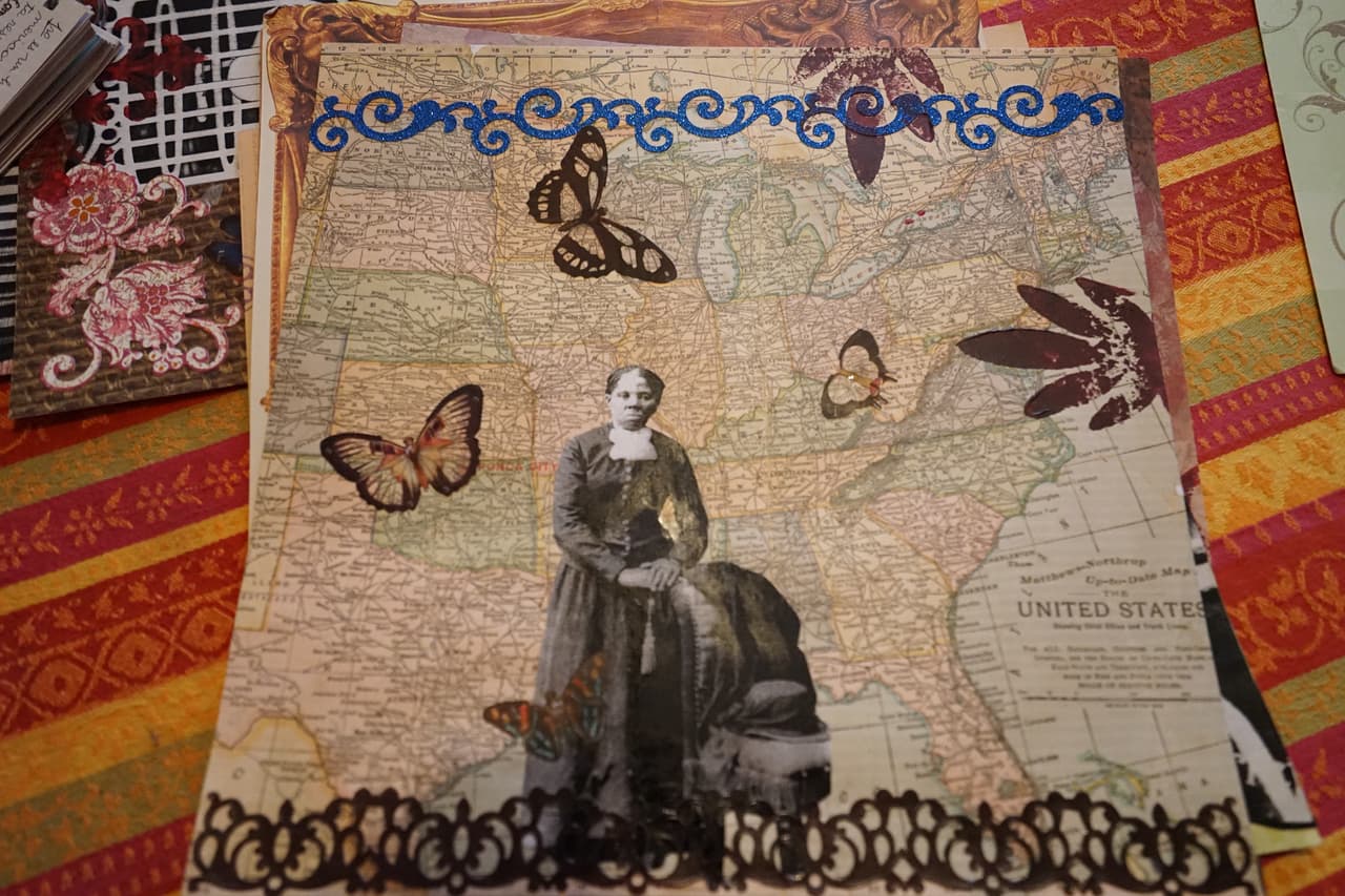 Harriet Tubman sobre el mapa de los Estados Unidos rodeada de las mariposas que representan la libertad.