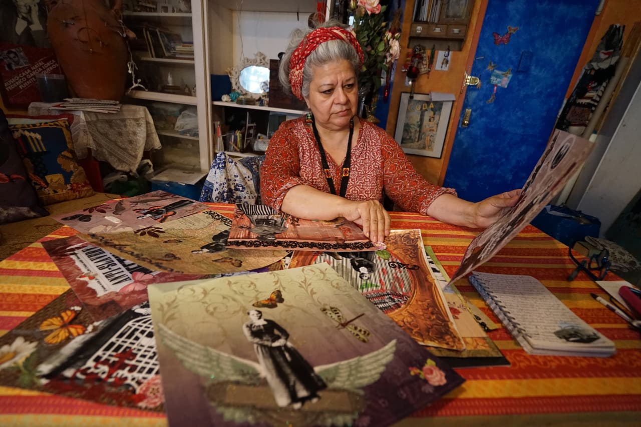 Virginia Ayress organizando la serie de collage que confesó quisiera exponer próximamente en Nueva York.