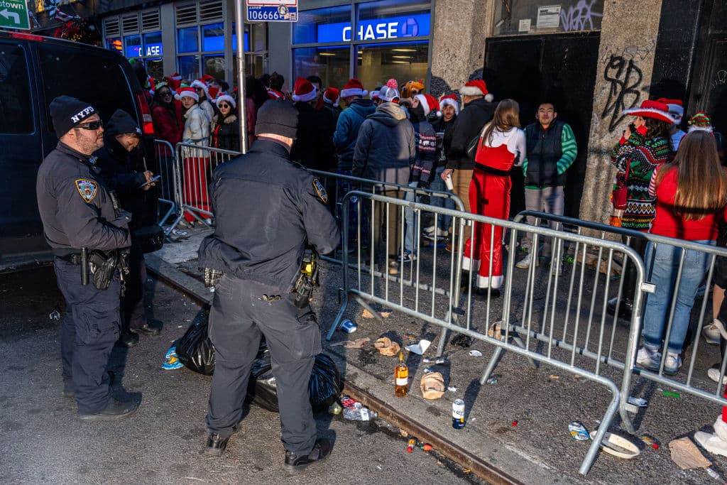 La intención no era dañarle la fiesta a los asistentes a SantaCon, sino hacer 
<b><a href="https://www.univision.com/local/nueva-york-wxtv/efectos-que-tiene-el-alcohol-para-el-corazon-especialista-advierte-sobre-riesgos-de-enfermedades-video" target="_blank">cumplir la ley para beneficio de la ciudad</a></b>.