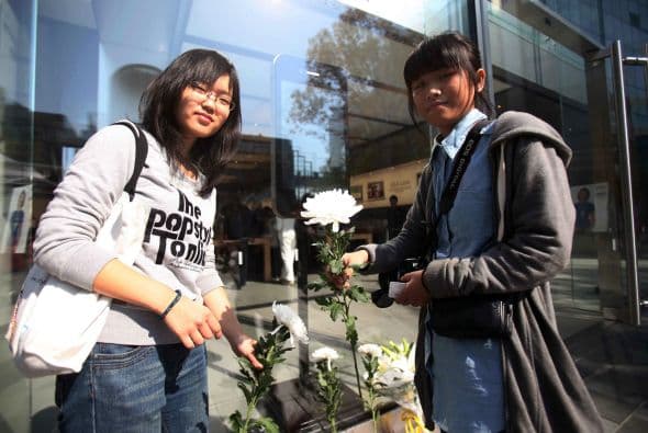 Miles de fanáticos en todo el mundo hicieron de las tiendas Apple un santuario para recordar el legado que dejó el visionario Steve Jobs.