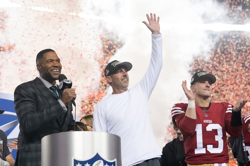 El entrenador en jefe de los 49ers de San Francisco, Kyle Shanahan, saluda después de su victoria contra los Lions de Detroit en el partido de fútbol americano de la NFL por el campeonato de la NFC en Santa Clara, California, el domingo 28 de enero de 2024. (Foto AP/Godofredo A. Vasquez)