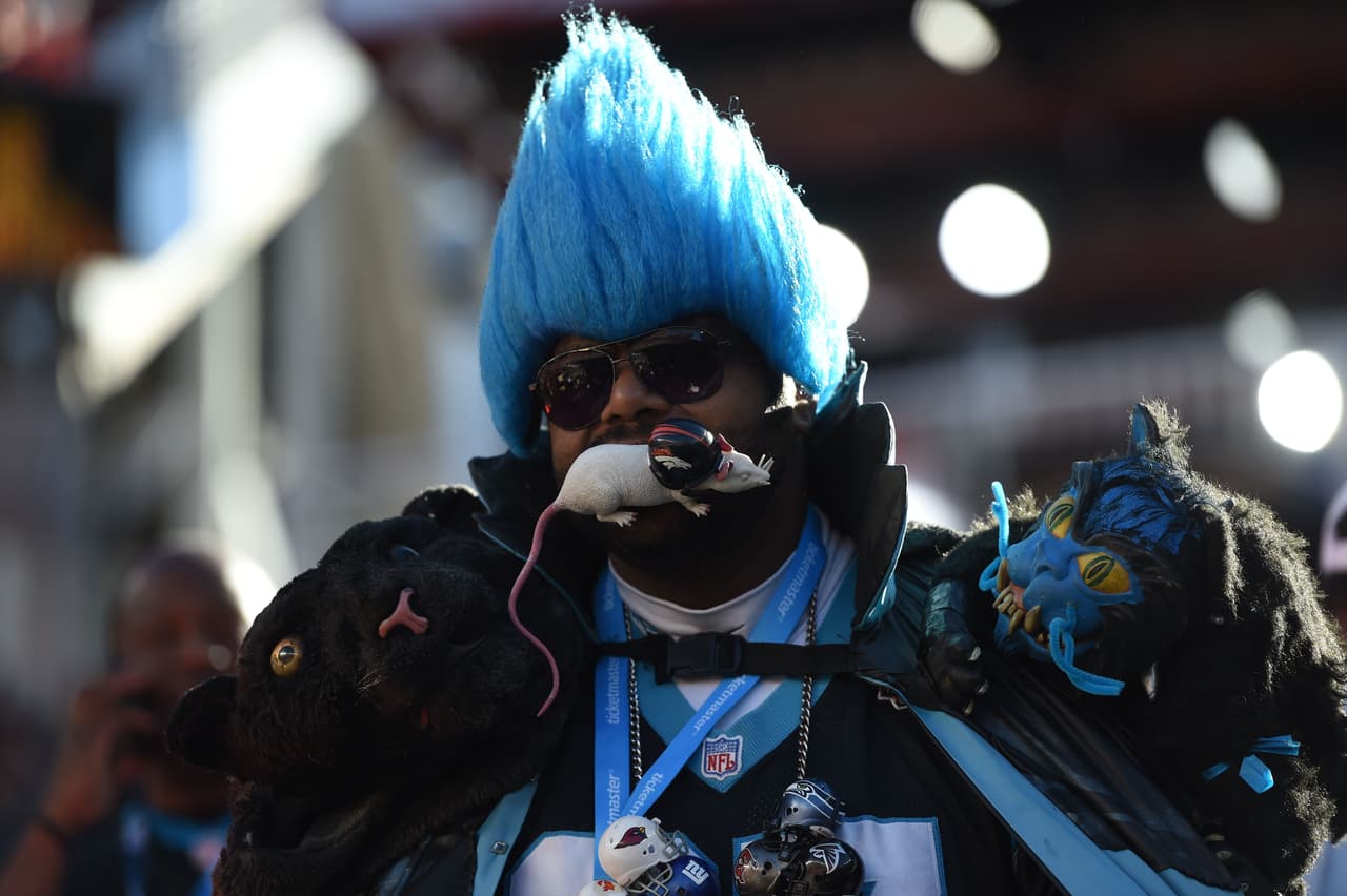 Miles de fanáticos se dieron cita en el estadio Levi’s para disfrutar del Super Bowl 50, el evento deportivo más costoso en la historia de EEUU.