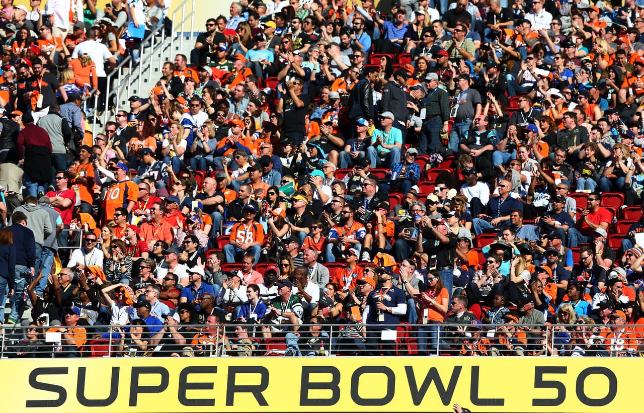 Miles de fanáticos se dieron cita en el estadio Levi’s para disfrutar del Super Bowl 50, el evento deportivo más costoso en la historia de EEUU.