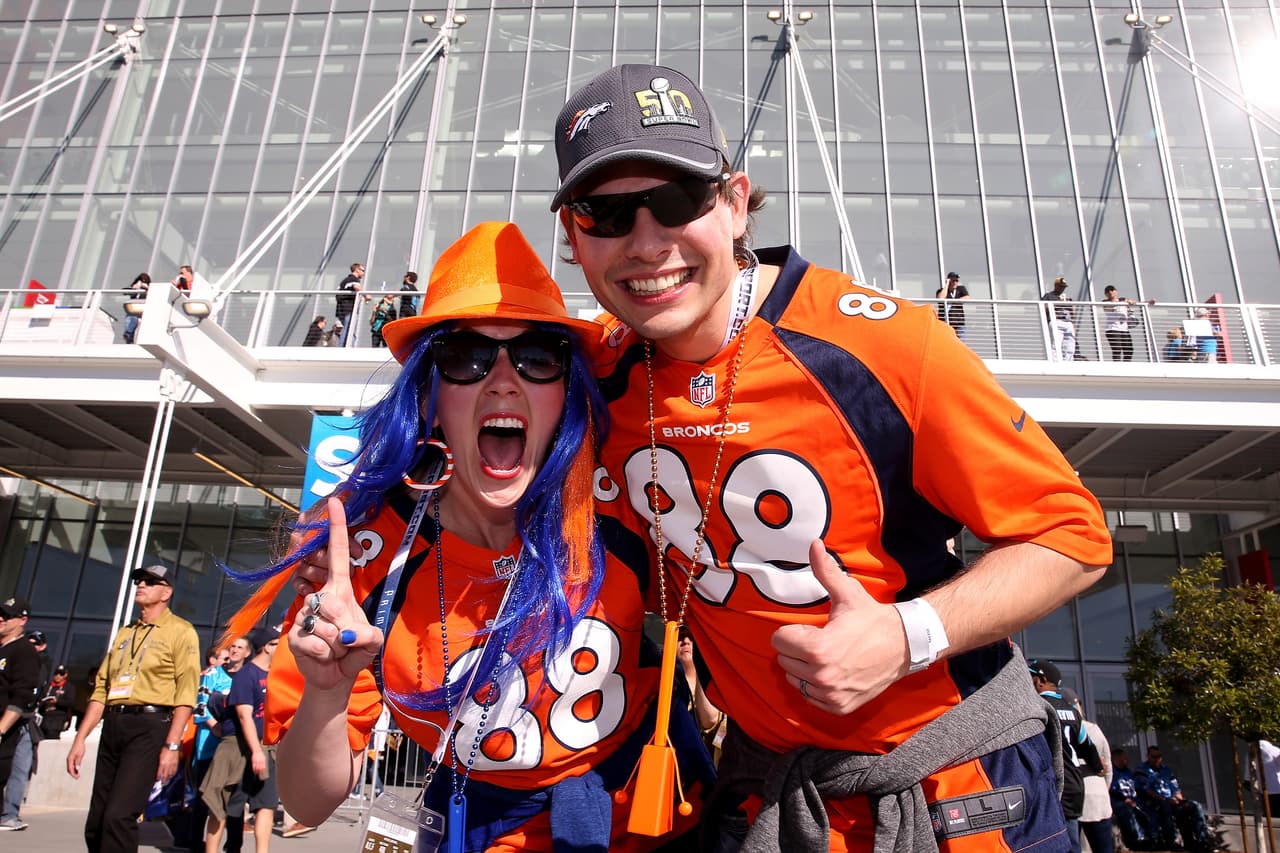Miles de fanáticos se dieron cita en el estadio Levi’s para disfrutar del Super Bowl 50, el evento deportivo más costoso en la historia de EEUU.