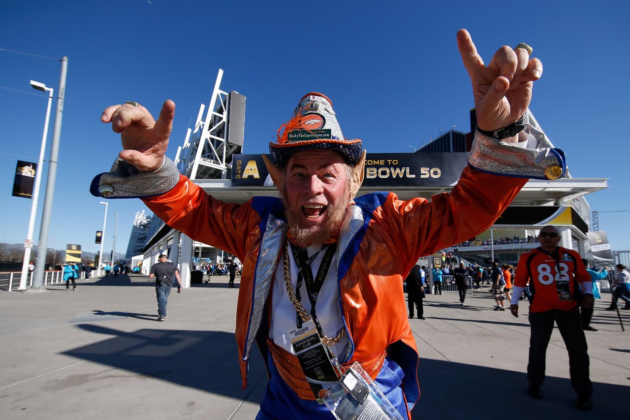 Miles de fanáticos se dieron cita en el estadio Levi’s para disfrutar del Super Bowl 50, el evento deportivo más costoso en la historia de EEUU.