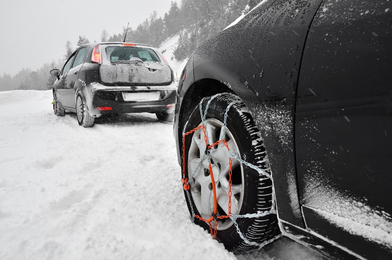 ¿Llantas de invierno o instalación de cadenas? ¿Qué le conviene a tu coche?
<b> Las dos son buenas medidas para preparar tu auto ante la conducción en nieve</b>, pero ambas tienen pros y contras que aquí analizaremos detalladamente para orientarte a tomar la mejor decisión. Utiliza cualquier de ellas cuando tengas que manejar en nieve o hielo.