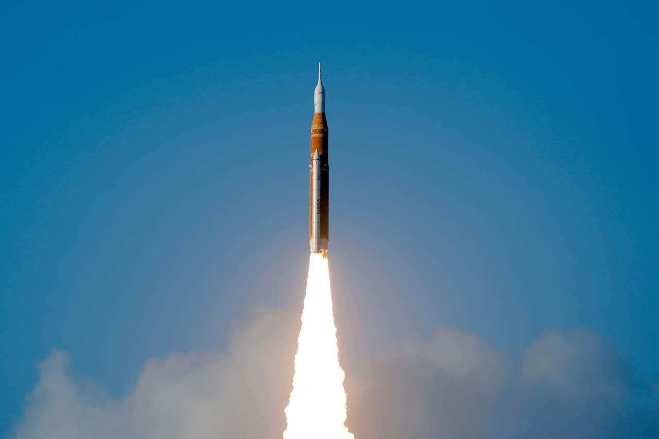 El cohete lunar Artemis II de la NASA despega y logra desprender material desde la plataforma ubicada en Cabo Cañaveral, Florida. (Foto AP/John Raoux)