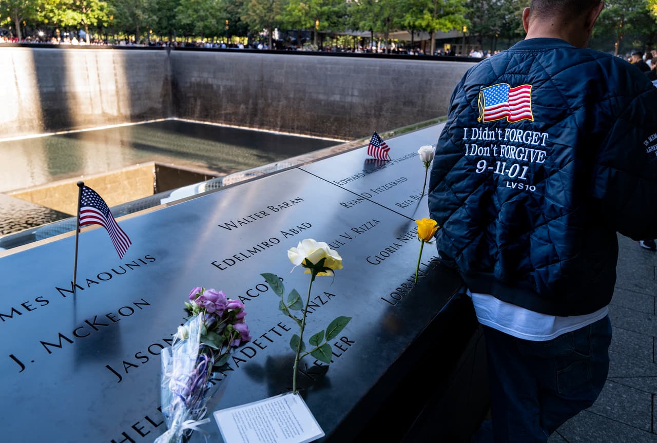 La historia detrás de las rosas blancas sobre los nombres de las víctimas de los ataques del 11 de septiembre