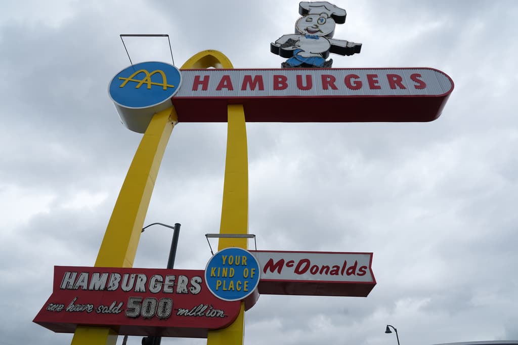Además de algunas copias más de la mascota 'Speedee', en el museo localizado en el McDonald's de Downey también 
<b>exhiben algunos de los uniformes que han utilizado los trabajadores de la cadena</b>, a través de los años.