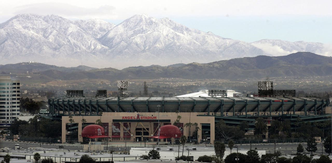 <b>Anaheim</b>: El 24 de marzo, el Concejo Municipal de Anaheim 
<a href="http://anaheim.net/5454/Tracking-Coronavirus-Anaheim-Ready" target="_blank">aprobó una moratoria de emergencia</a> para los desalojos residenciales y comerciales para los afectados por el brote de coronavirus. La moratoria entró en vigencia ese mismo día y se extiende hasta el 31 de mayo de 2020, con opciones de prórrogas por parte del Ayuntamiento.