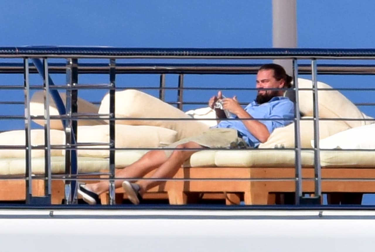 El actor fue captado pasando el rato completamente a solas sobre la terraza de una embarcación.