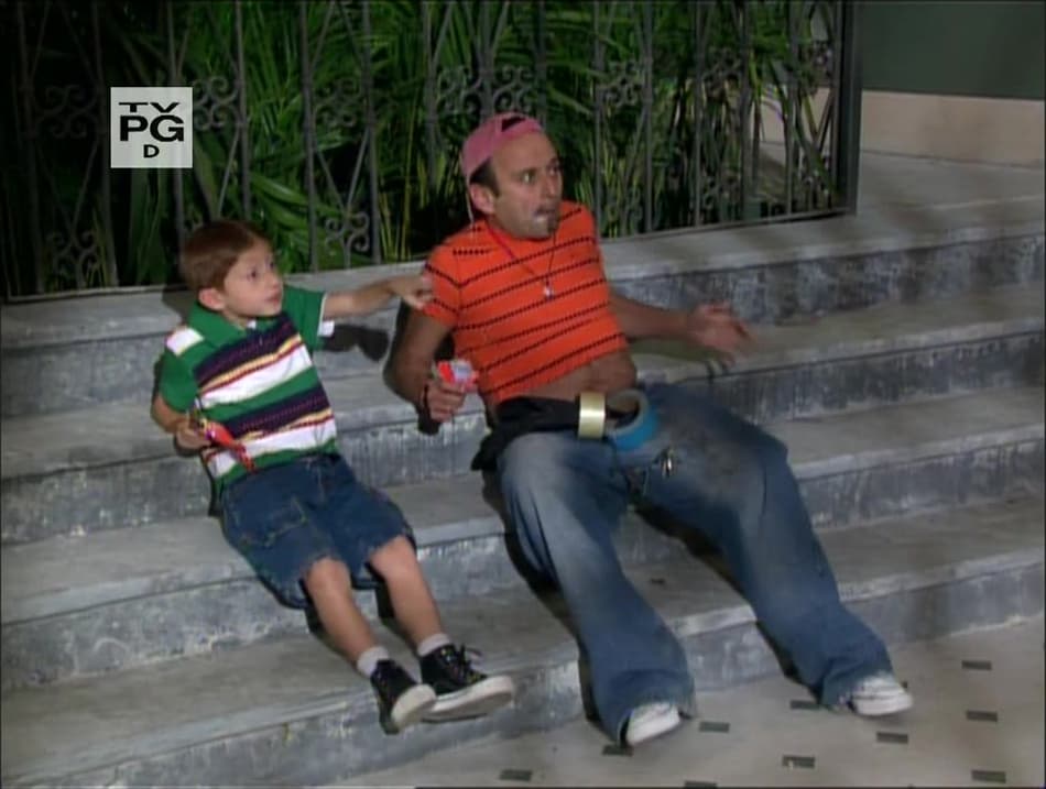 Pedro Medina (Pablo Valentín) y Germán Martínez (Eduardo España) son sus cómplices cuando se trata de jugarle bromas a los vecinos.