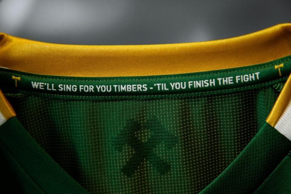 "Cantaremos por ustedes, Timbers -- Hasta que ustedes finalicen la lucha". (Portland Timbers)