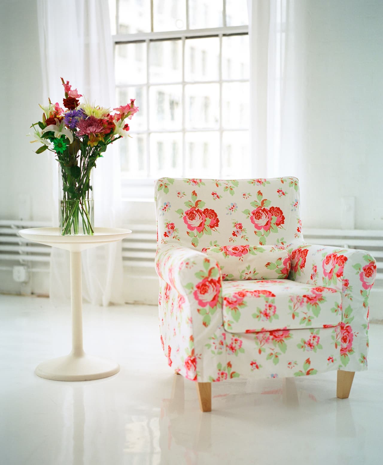 Si lo que deseas es llenar tu casa de luz deberías inclinarte por el color blanco. El blanco combina con cualquier mobiliario y visualmente da un efecto de amplitud por lo que si tienes habitaciones pequeñas no hay que pensarlo demasiado.