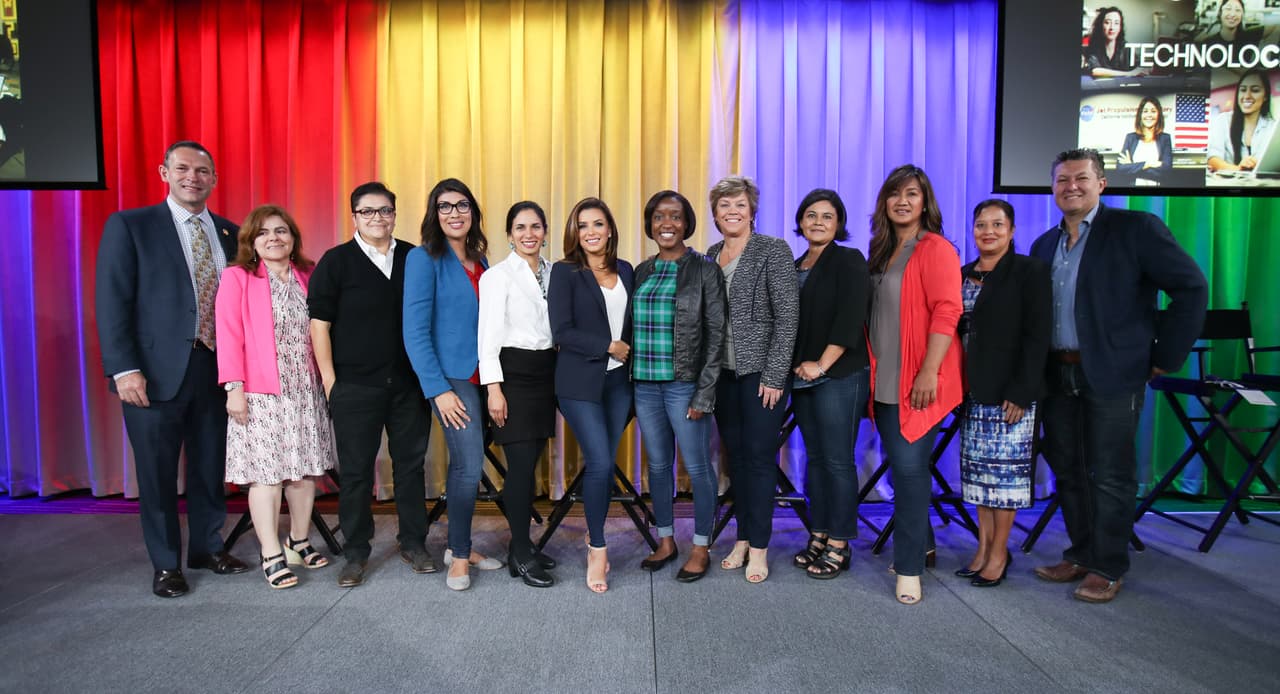 Los panelistas del evento del lanzamiento en el que se habló principalmente de cómo involucrar a las jóvenes en carreras relacionadas a la tecnología.