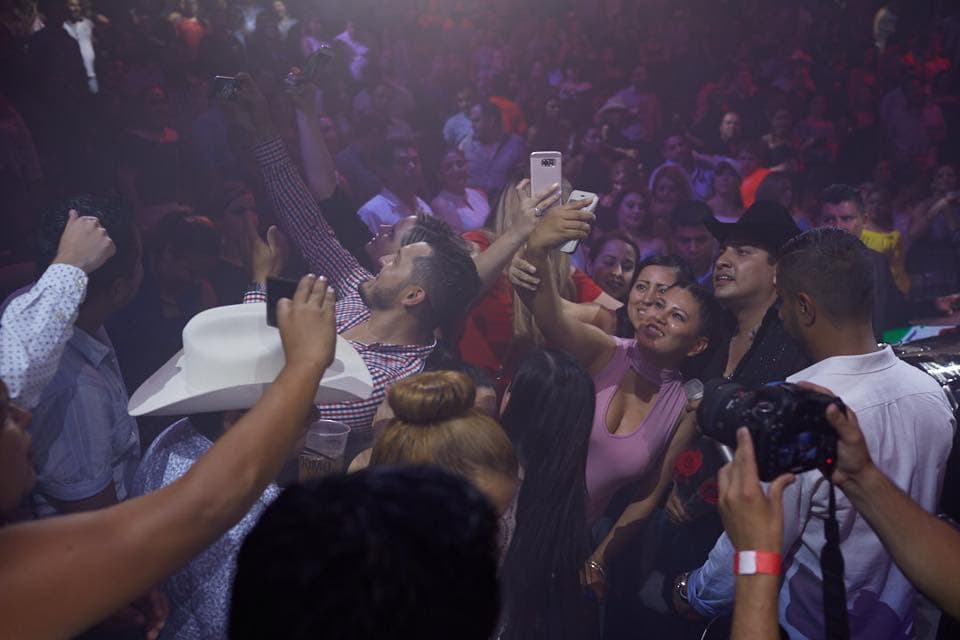 Y el público que acudió al Domo disfrutó de tomarse 'selfies' junto a él.