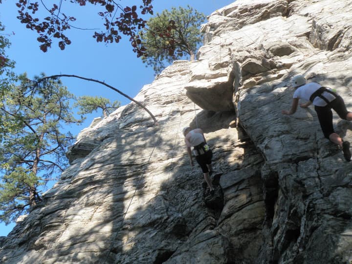 También se permite la escalada en roca y el rapel en partes de los acantilados del parque.