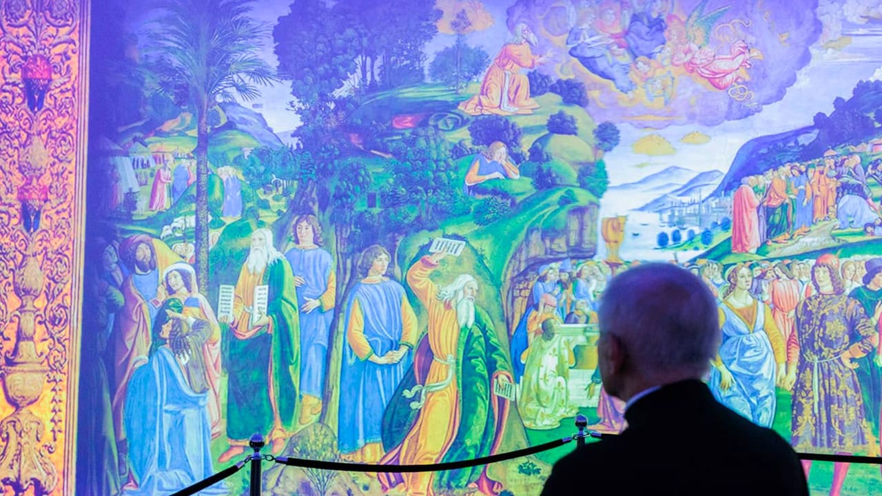 Los visitantes pueden observar de gran tamaño y resolución imágenes de los frescos de Miguel Ángel.