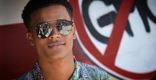 Los lentes oscuros también le encantan.