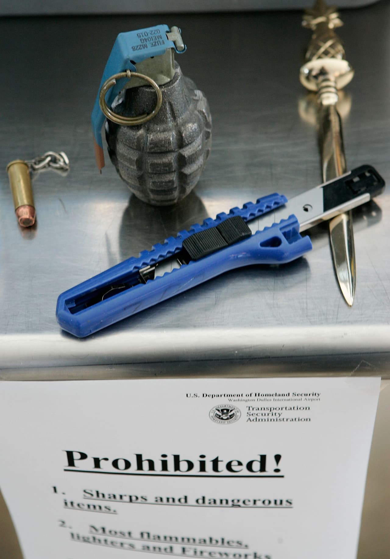 El gobierno de Estados Unidos prohíbe llevar dentro del avión el cortador de cajas por considerarlo un arma blanca.