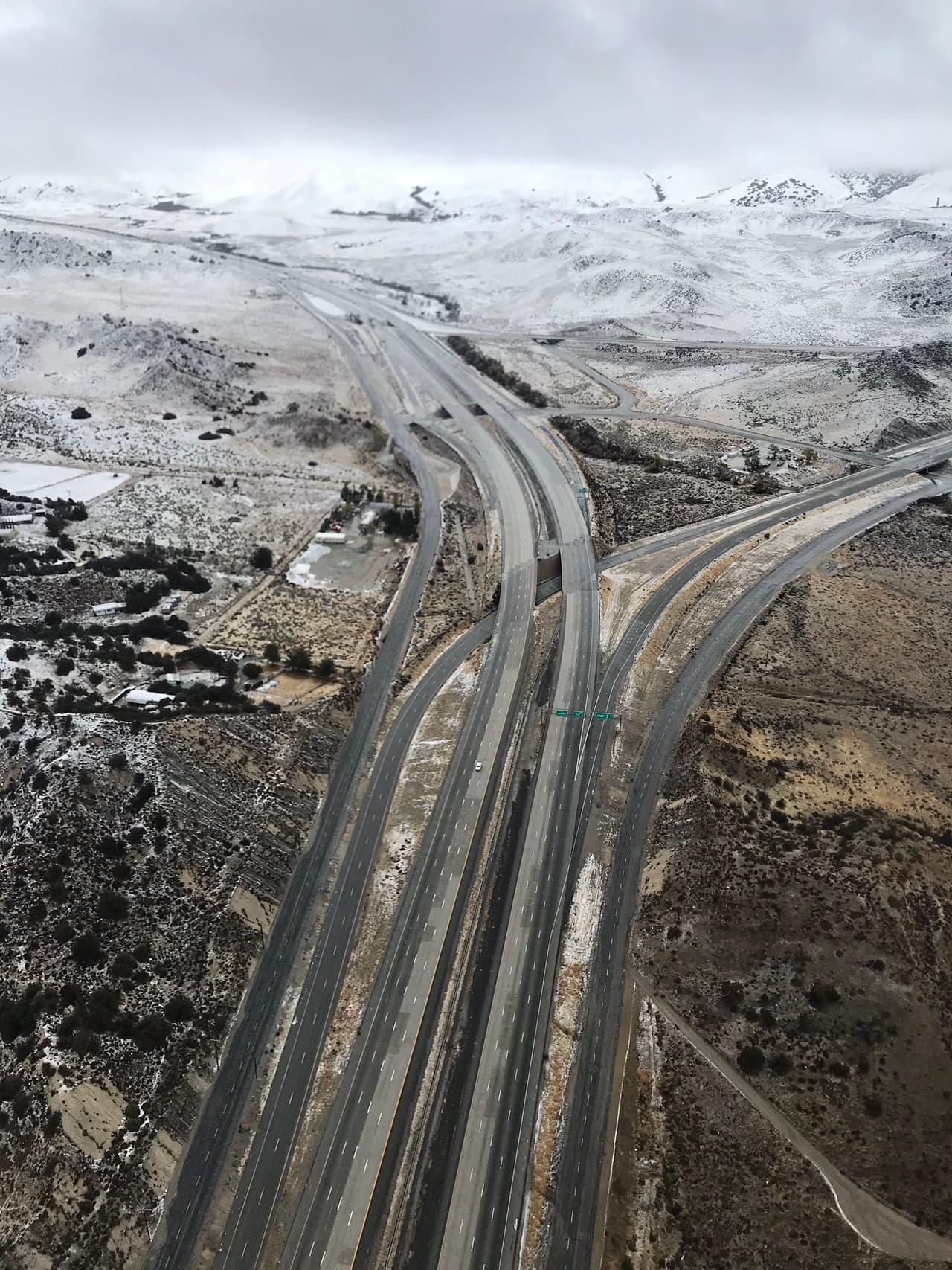 Caltrans anunció que está monitoreando las condiciones del clima en importantes arterias viales que conectan diversas ciudades del estado, e informó que 
<b>las carreteras que se verán más impactadas por el clima en SoCal serán la Interestatal 5, la SR 14, y la SR 33</b>.